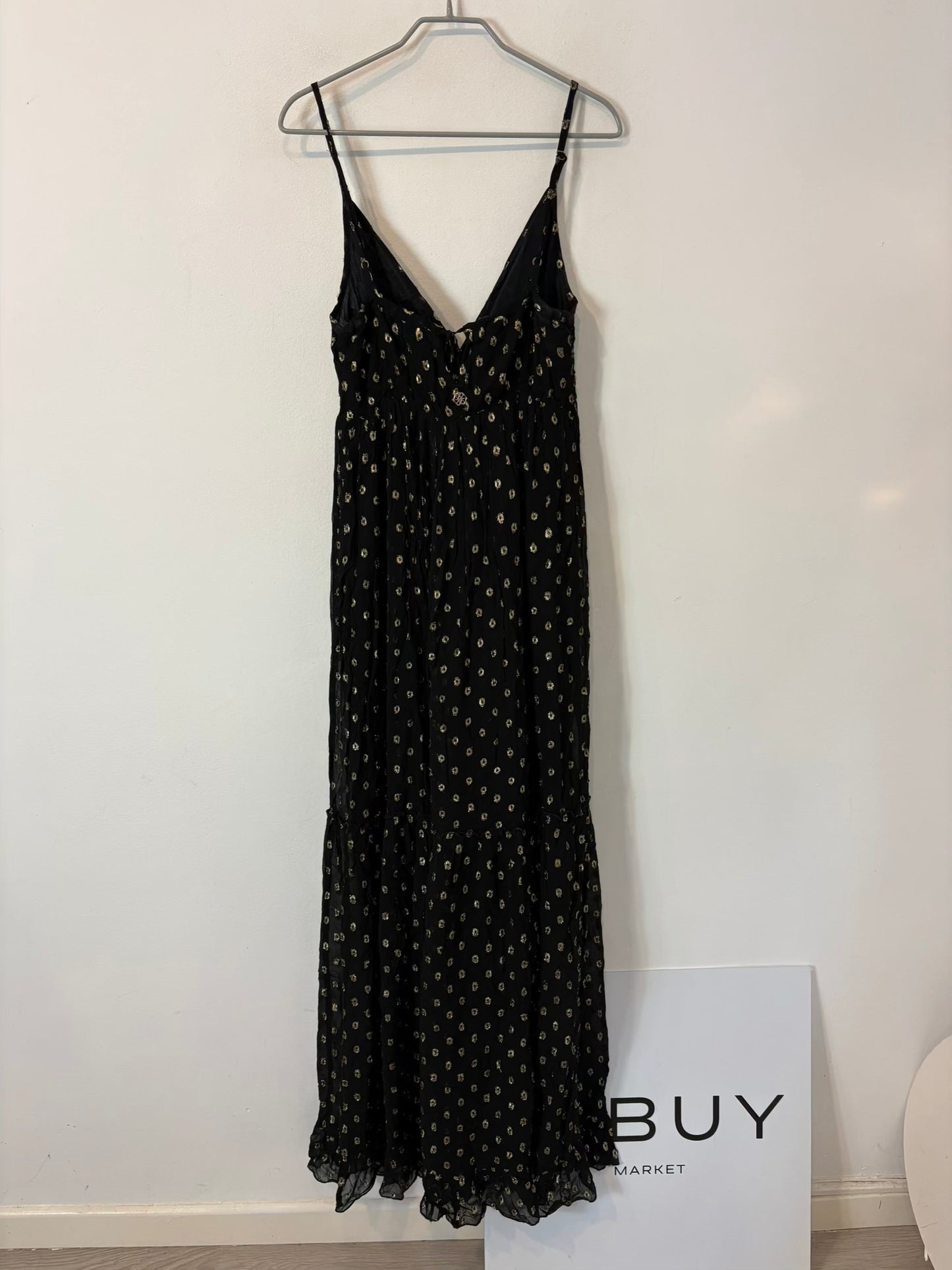 CUPLÉ. Vestido largo negro vaporoso detalles dorados