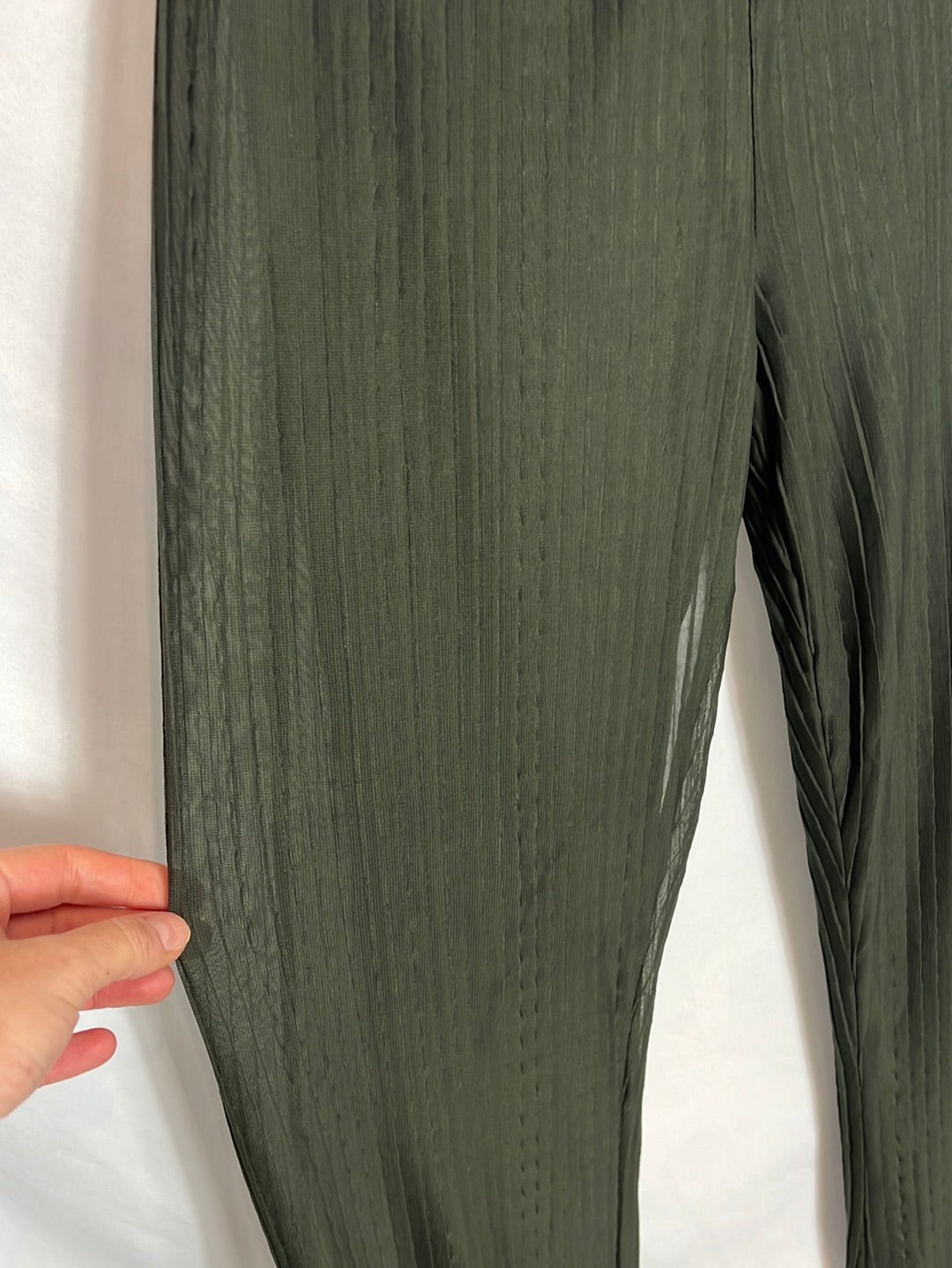 ZARA. Pantalón plisado verde. T S