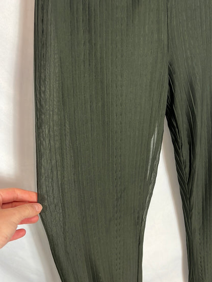 ZARA. Pantalón plisado verde. T S