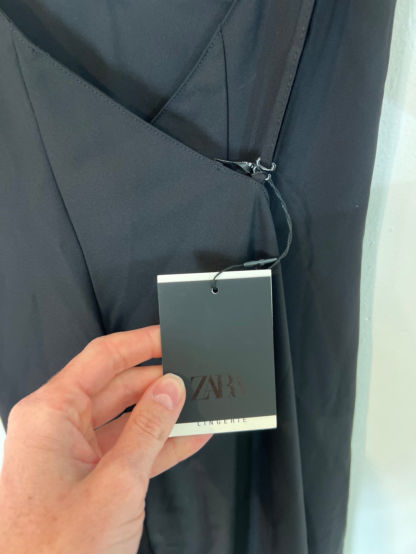 ZARA. Vestido lencero negro T.s