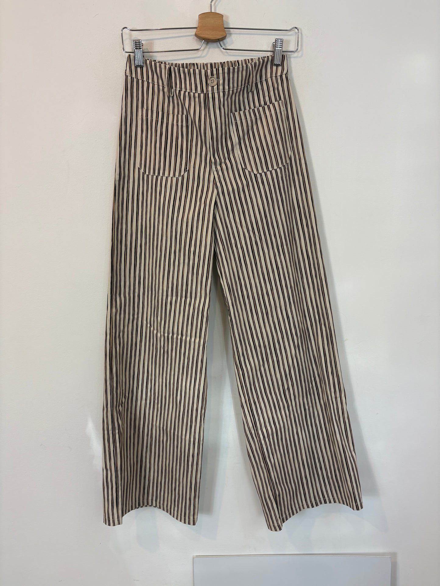OTRAS. Pantalón rayas pata ancha
