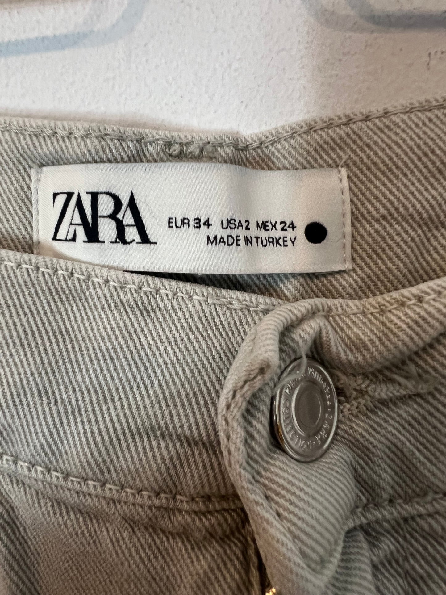 ZARA. Denim recto gris claro. T 34