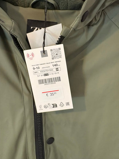 ZARA. Parka verde impermeable. T 9-10 años