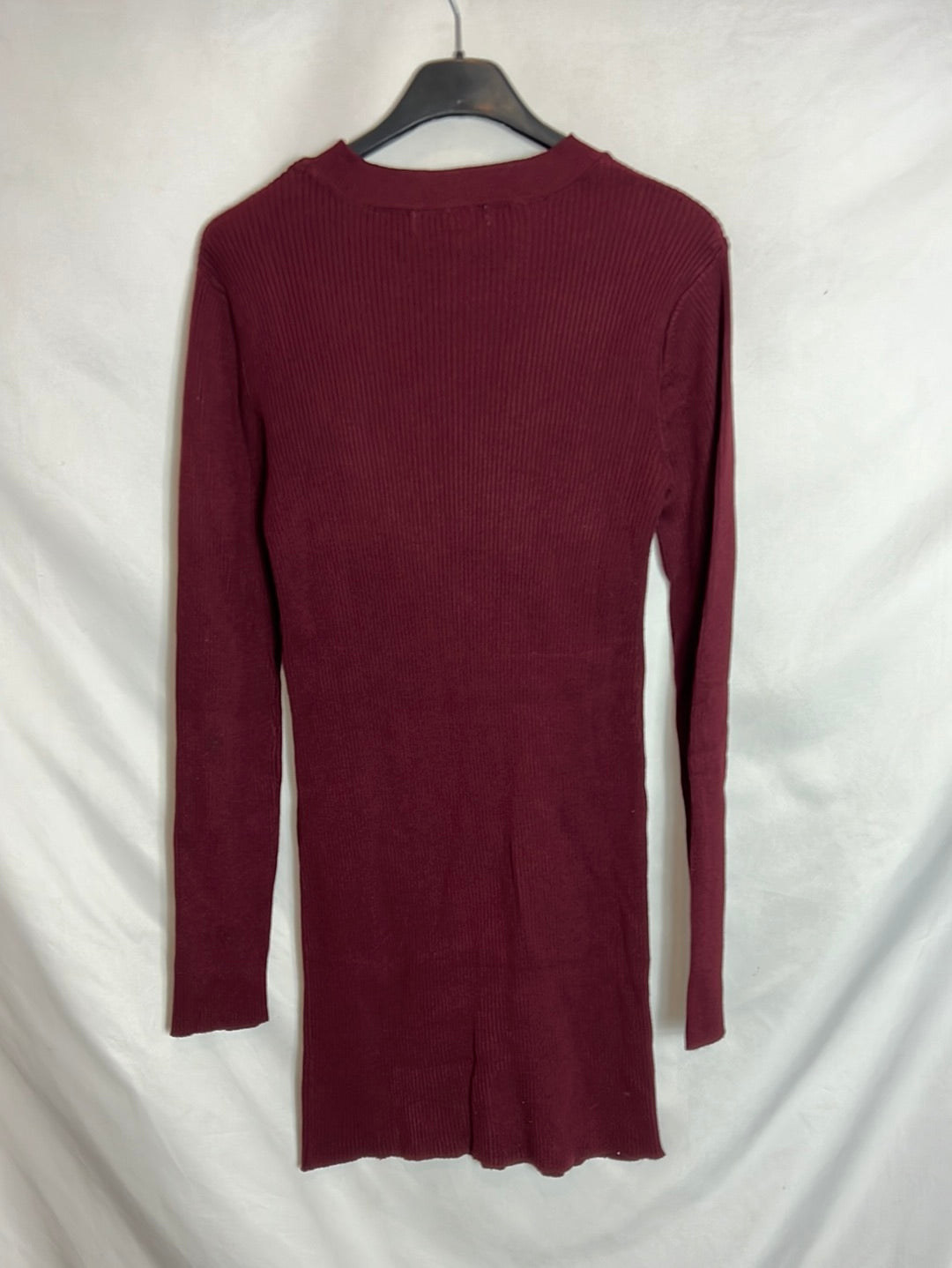 PULL&BEAR . Vestido corto canalé burdeos. T M