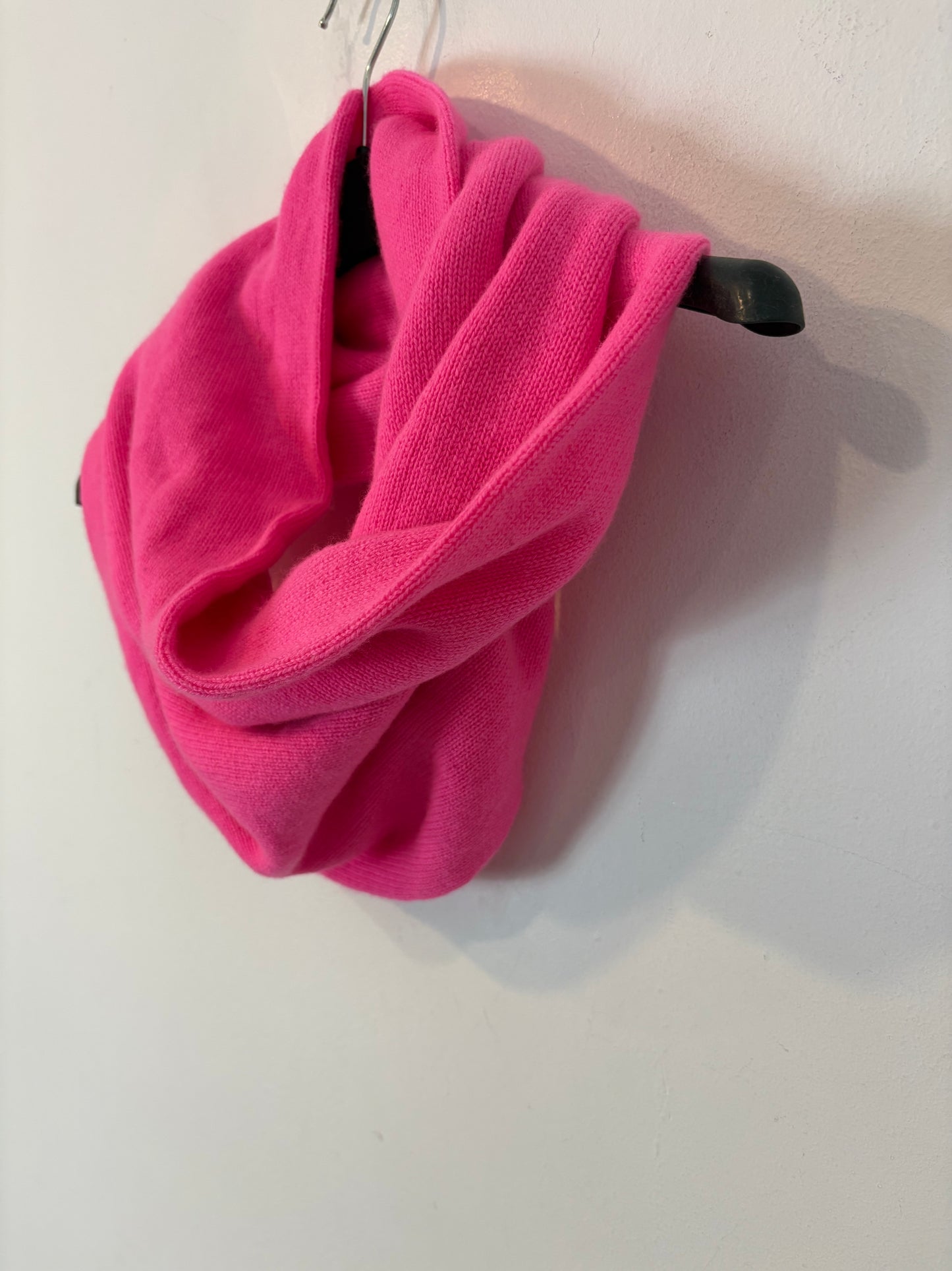 J CREW. Cuello fucsia cashmere
