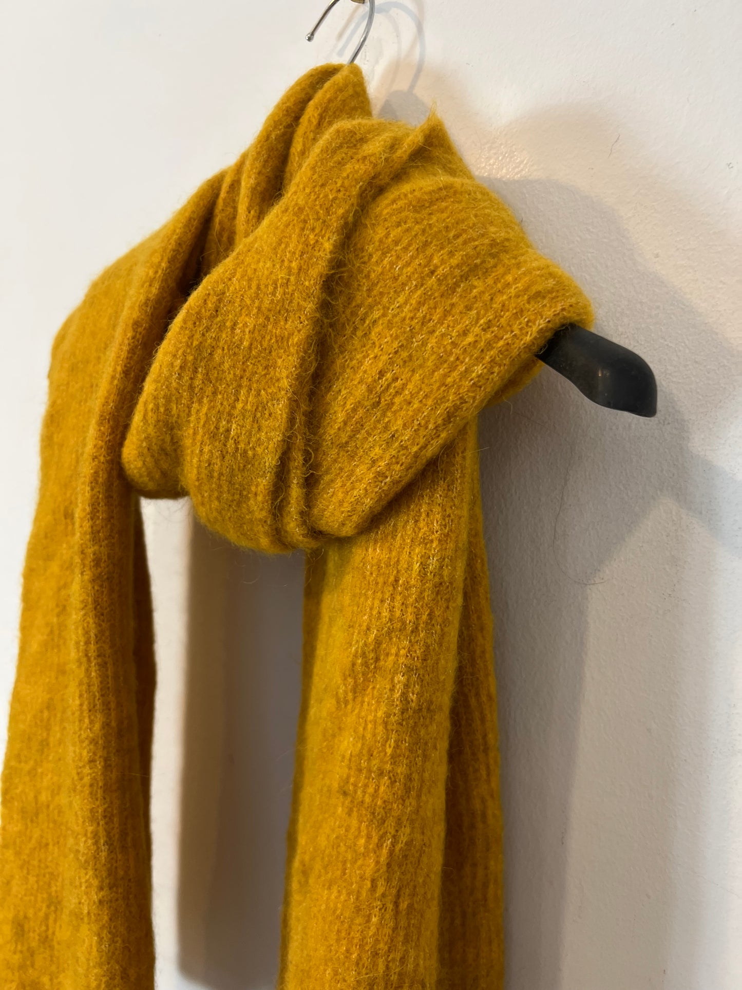 UNIQLO. Bufanda mostaza