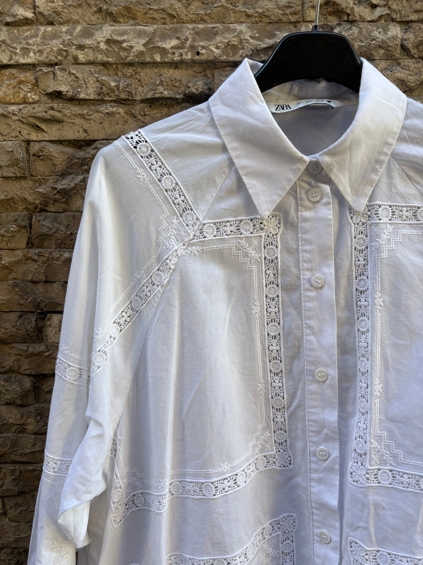 ZARA. Camisa blanca bordados