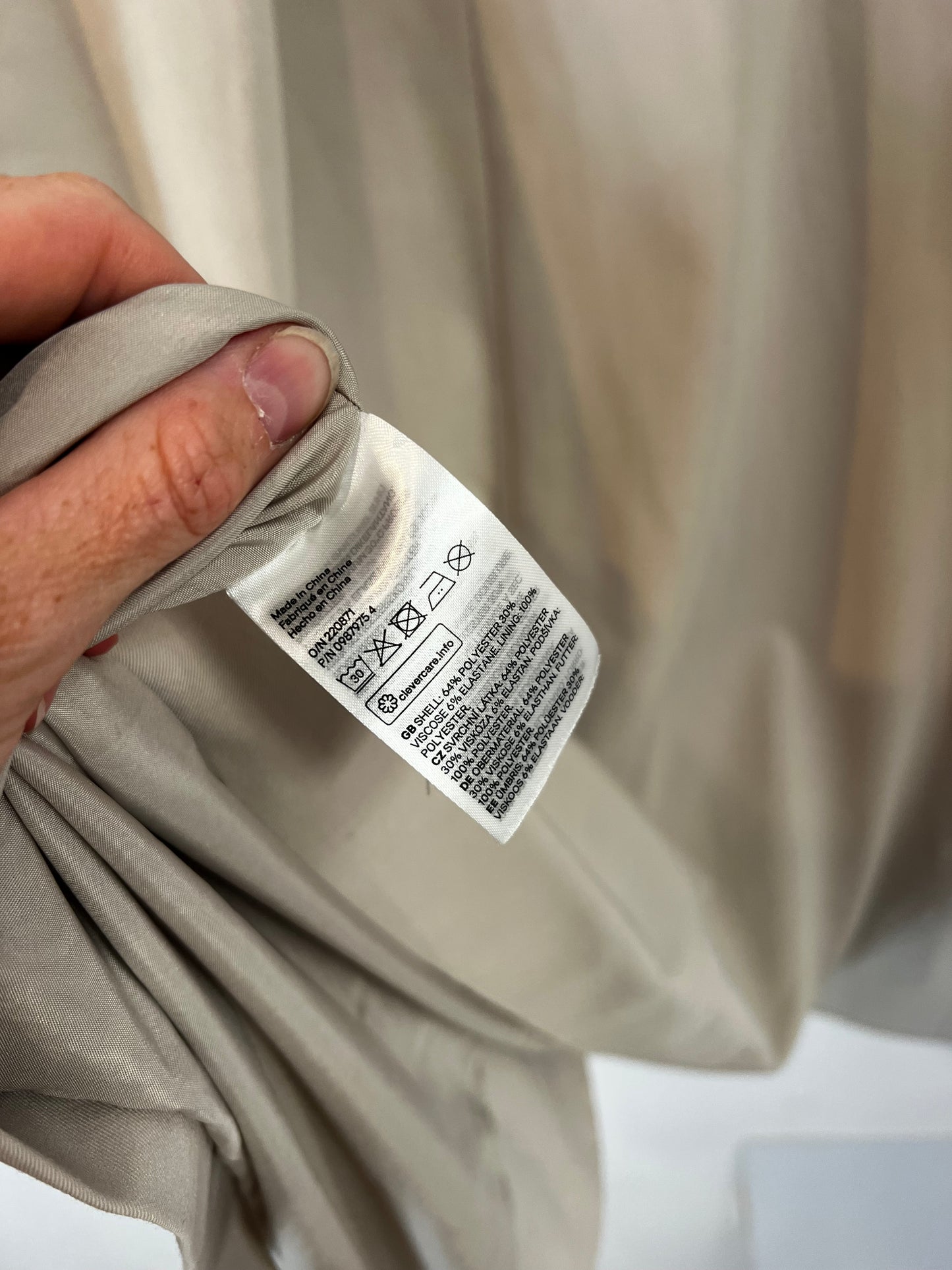 H&M. Chaqueta larga beige fluida