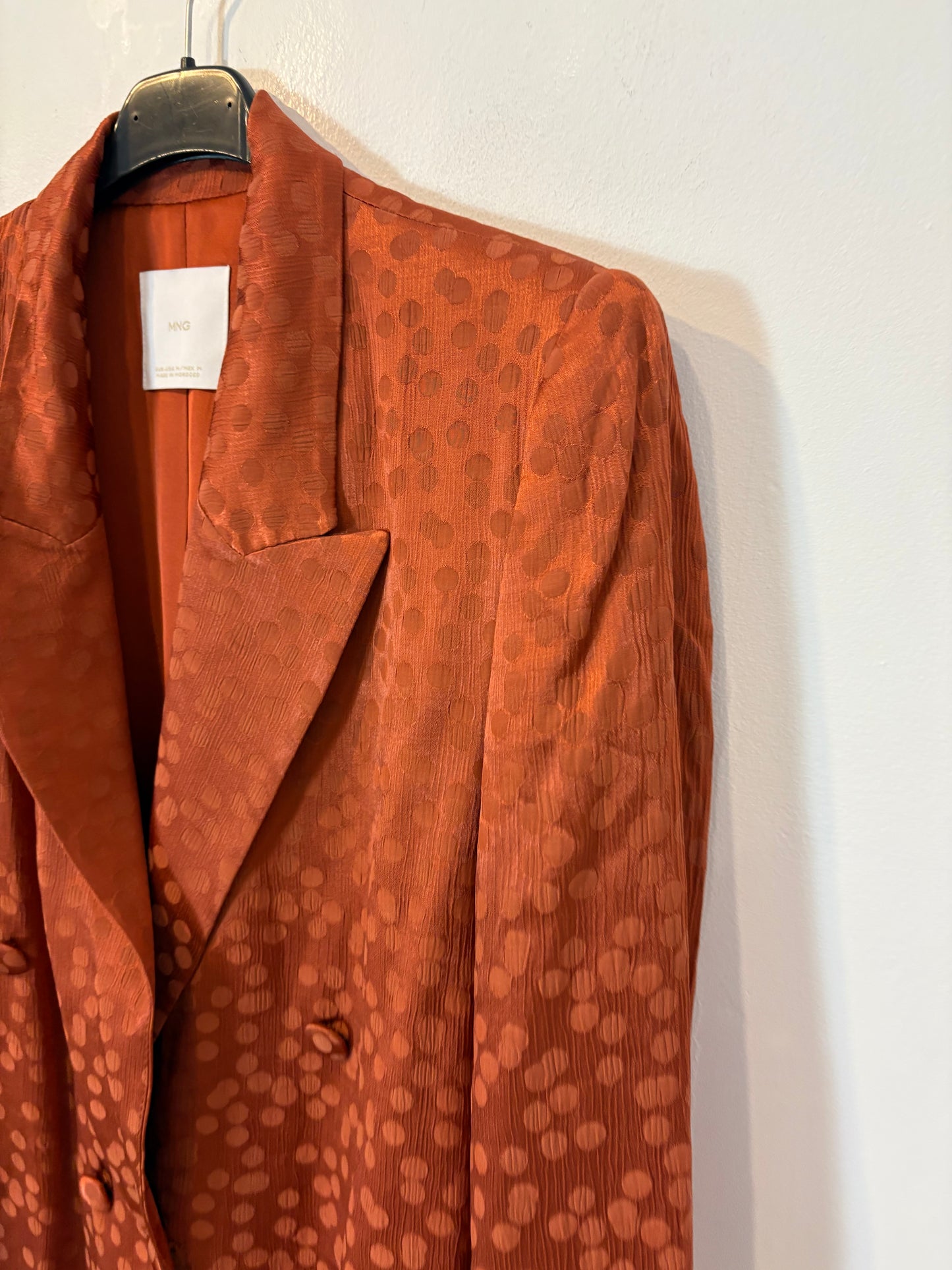 MANGO. Total look satinado caldera