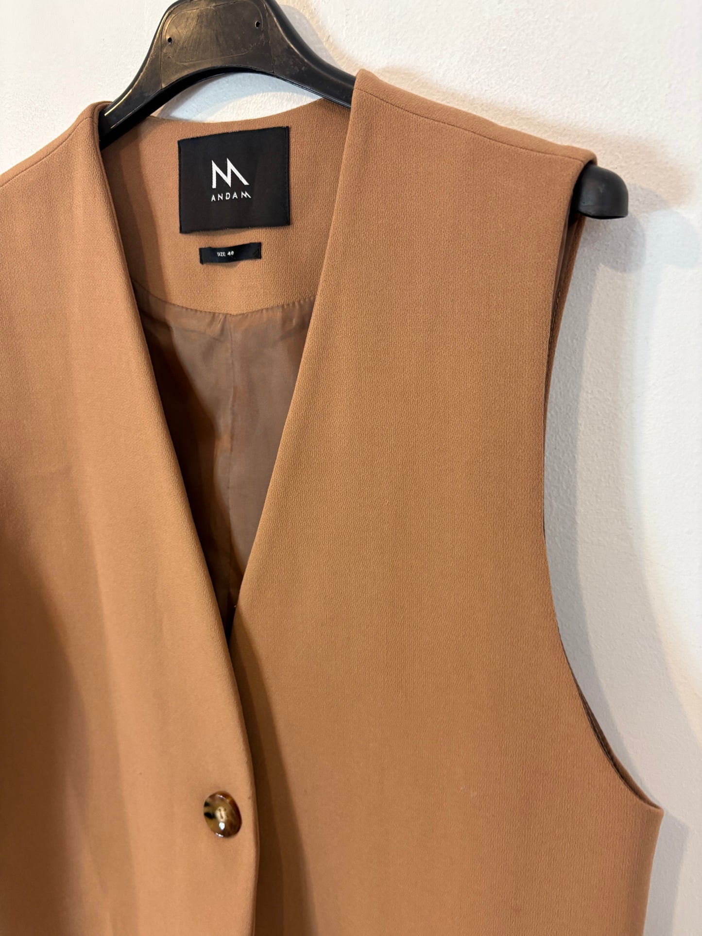 Total look pantalón y chaleco camel