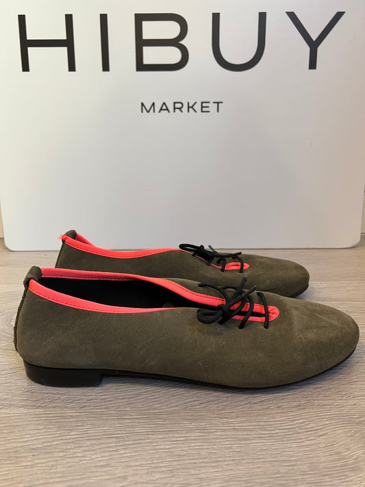 MR VELOUS. Zapato plano piel verde y rosa flúor. T 39