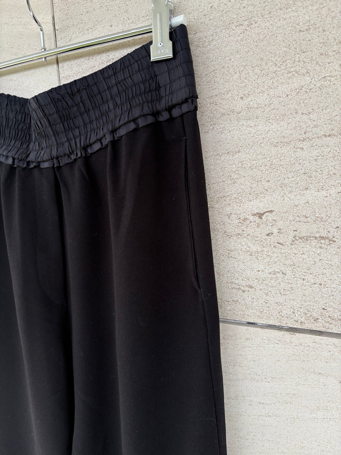 SANDRO. Pantalón fluido detalle cintura