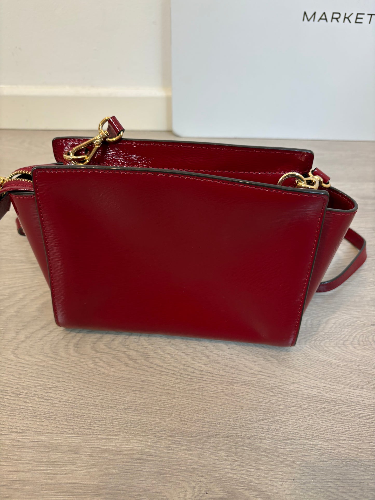 MICHALE KORS. Bolso burdeos vinilo