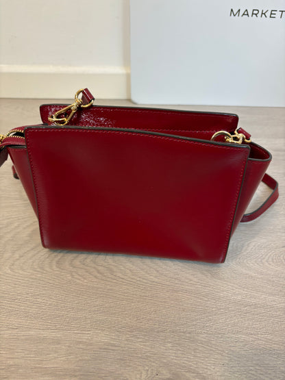 MICHALE KORS. Bolso burdeos vinilo