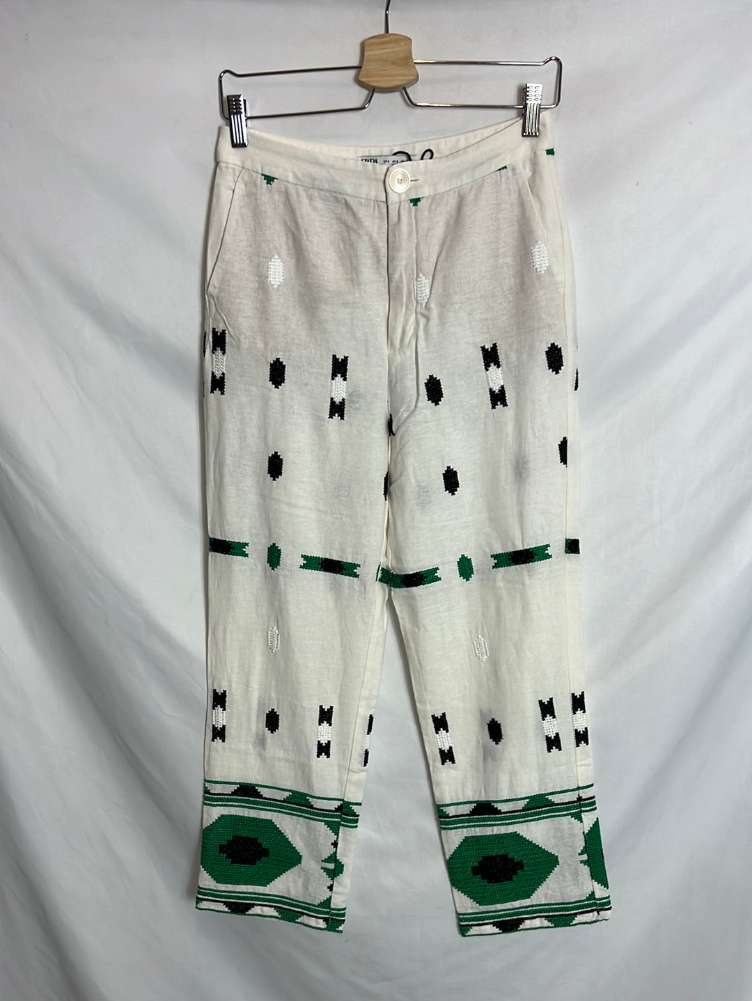 ZARA. Pantalón crudo bordados. T S