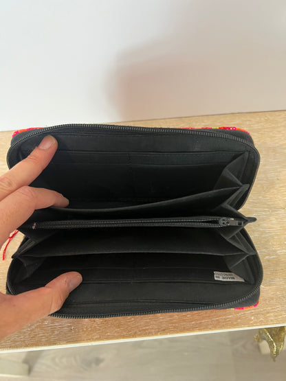 OTRAS. Cartera bordados colores