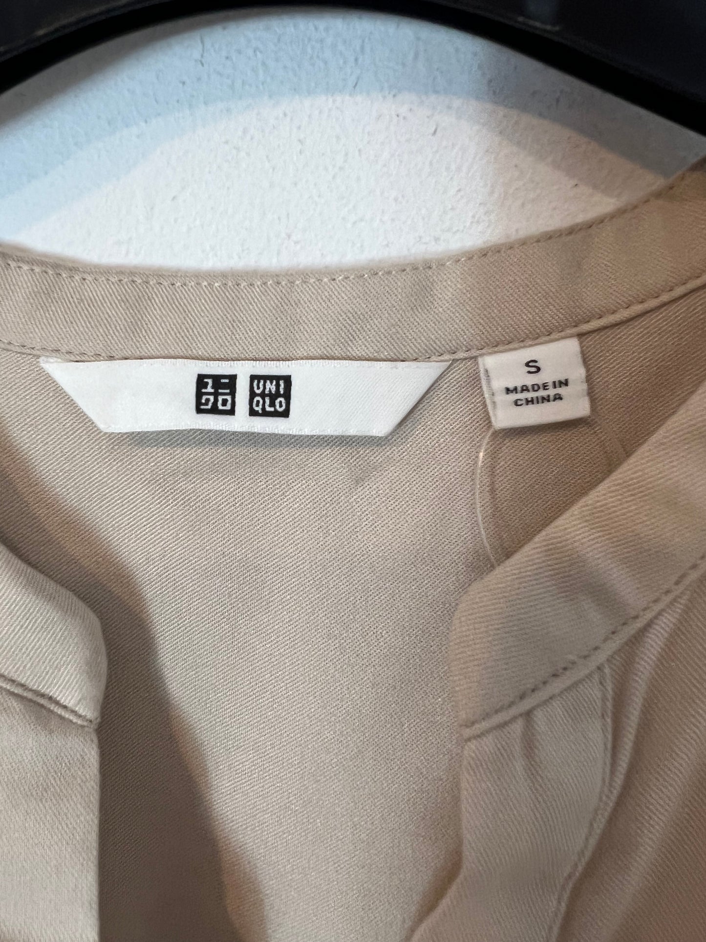 UNIQLO. Flowy beige blouse. TS