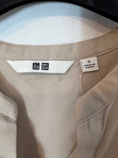 UNIQLO. Flowy beige blouse. TS
