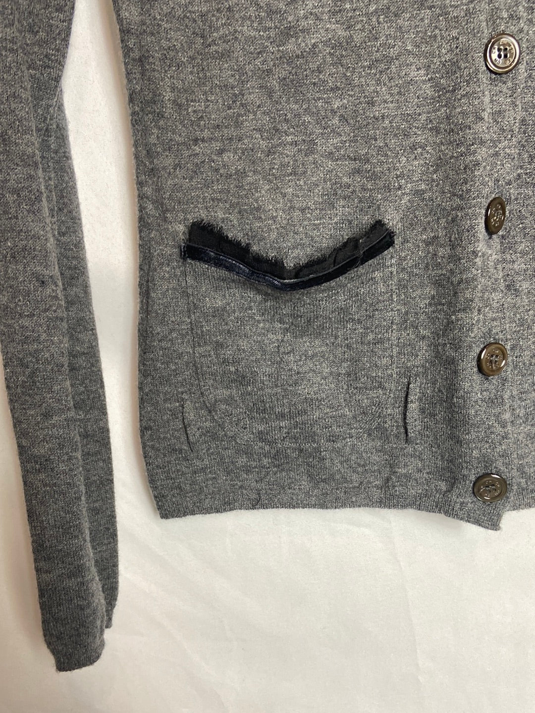 CAROLINA HERRERA. Rebeca gris cinturón T.s