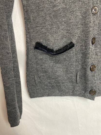 CAROLINA HERRERA. Rebeca gris cinturón T.s