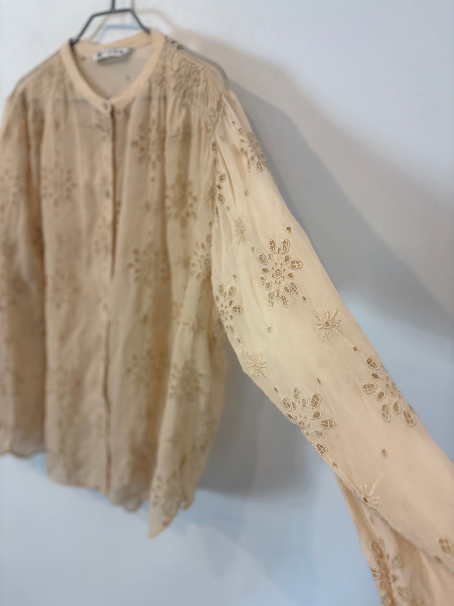 ZARA. Blusa beige bordados vaporosa