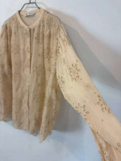 ZARA. Blusa beige bordados vaporosa