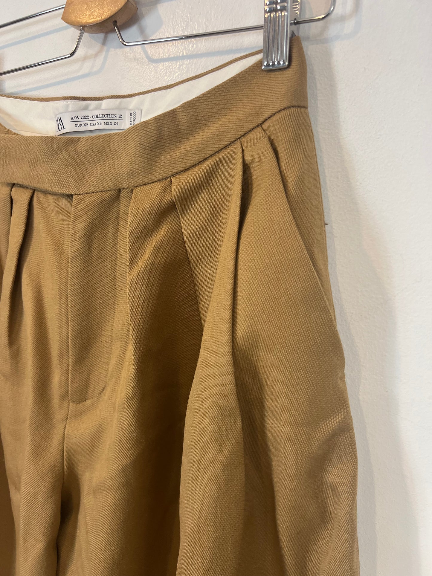 ZARA. Pantalón camel pinzas. T XS (s)