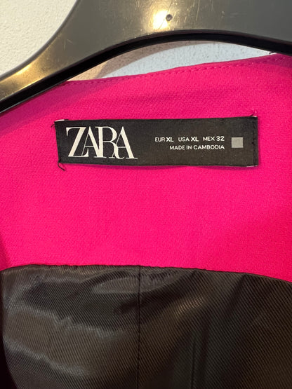 ZARA. Chaleco rosa botones negros. T XL