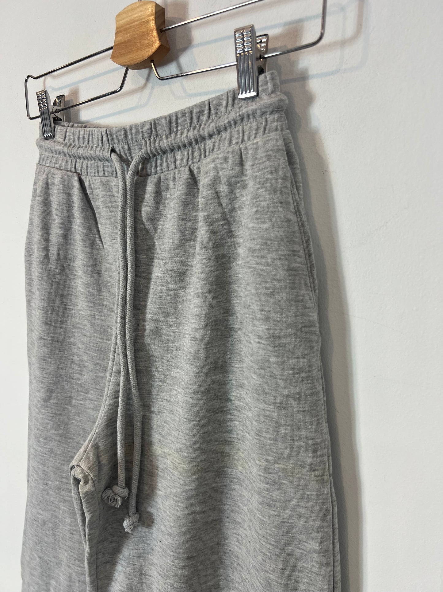 ZARA. Pantalón gris felpa. T S