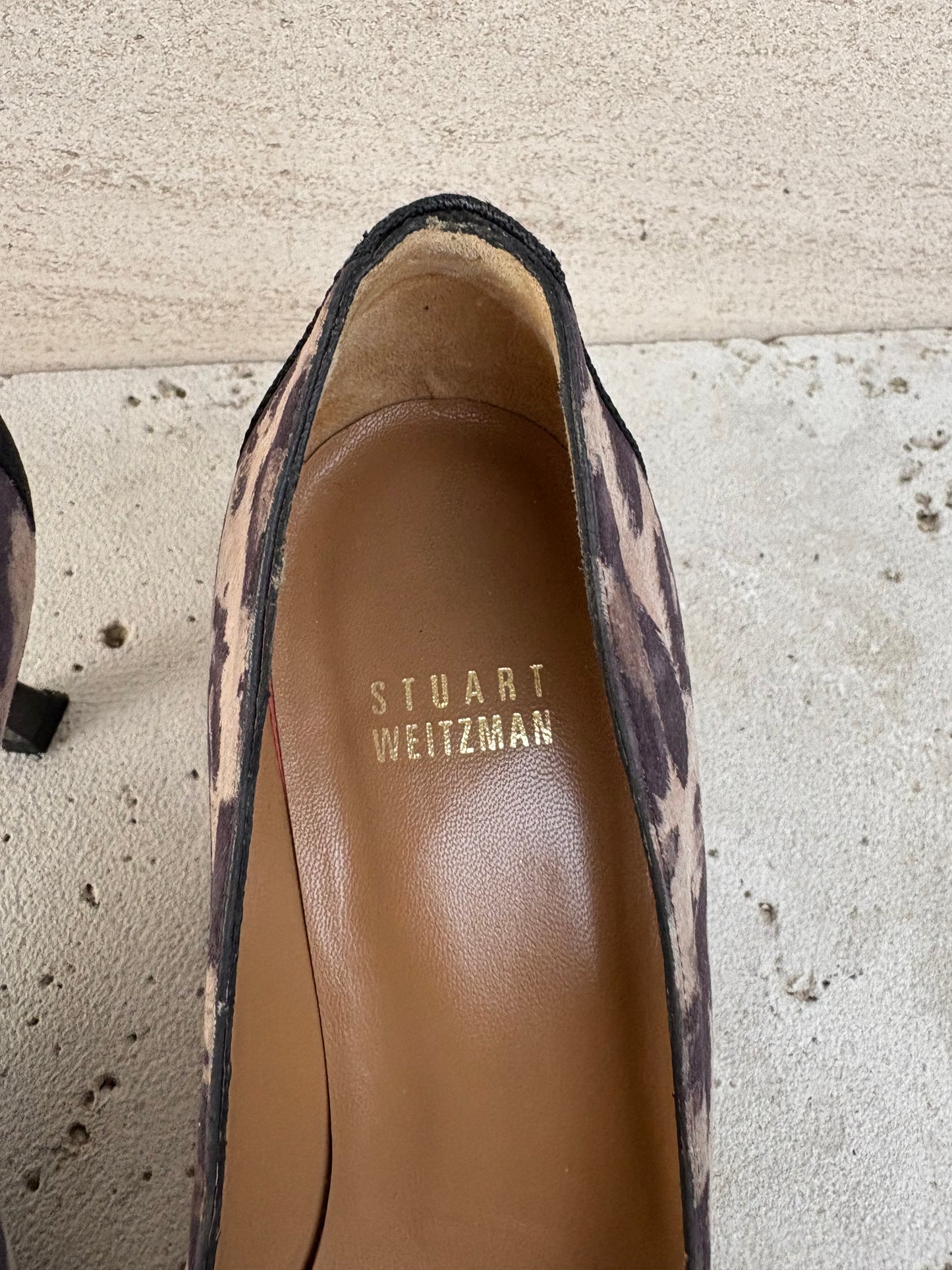 STUART WEITZMAN. Tacones piel animal print