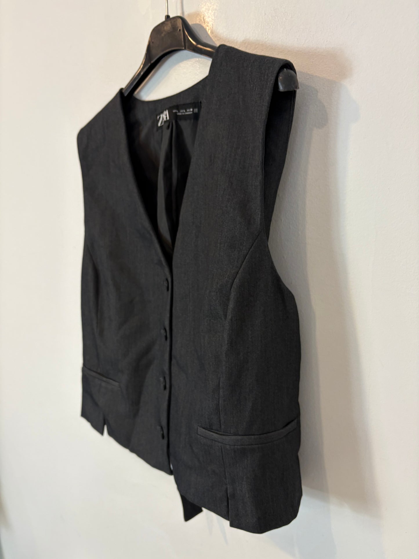 ZARA. Chaleco gris abotonado