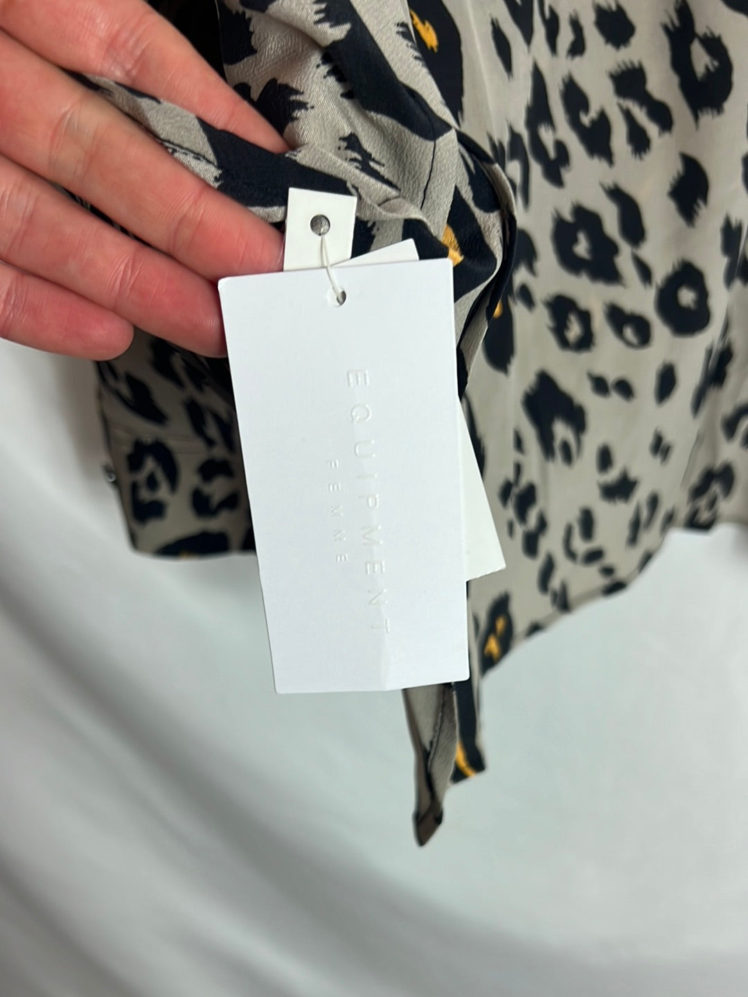 EQUIPMENT. Blusa seda animal print. T L