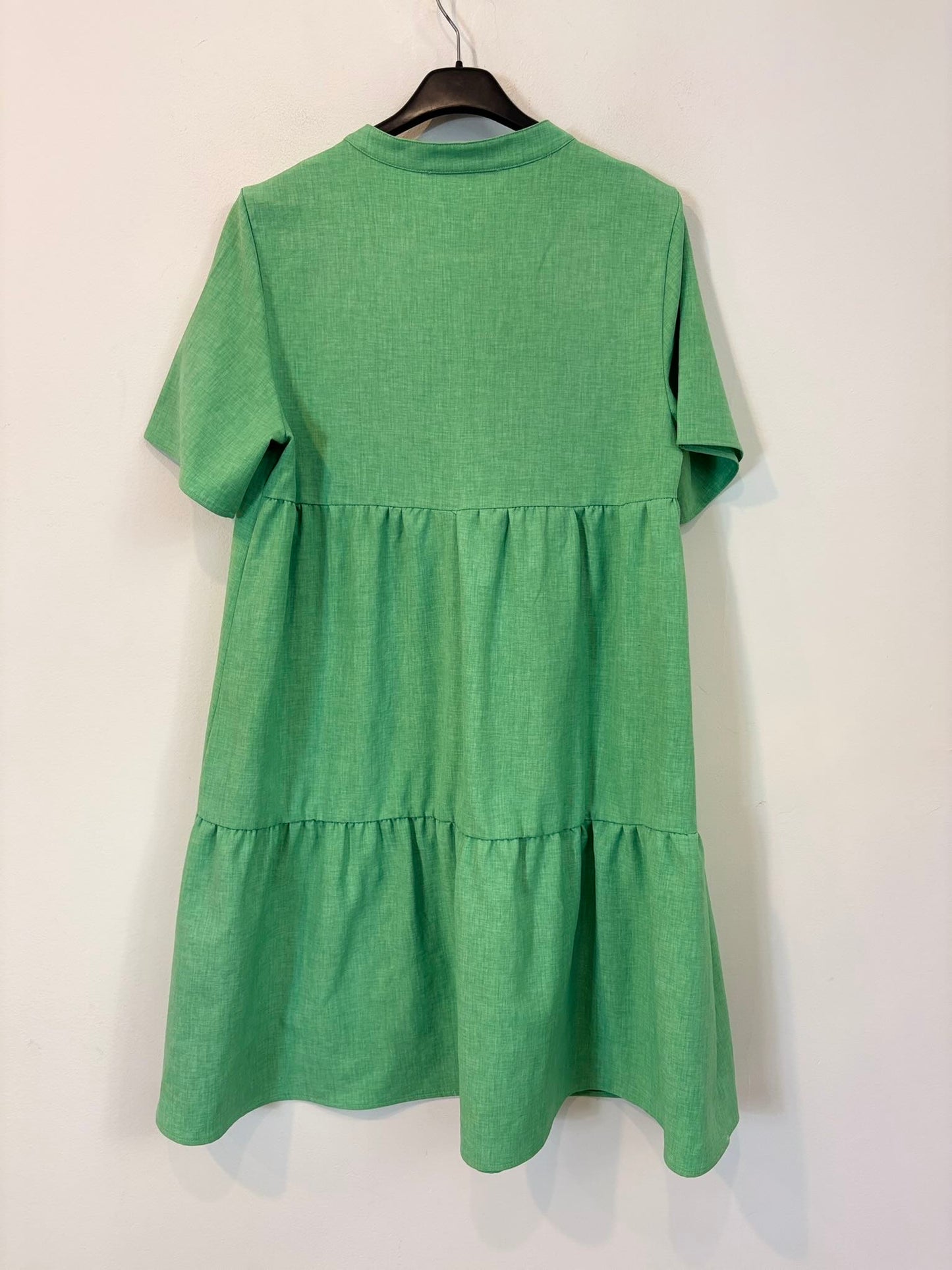 CARACTÉRE. Vestido corto verde textura
