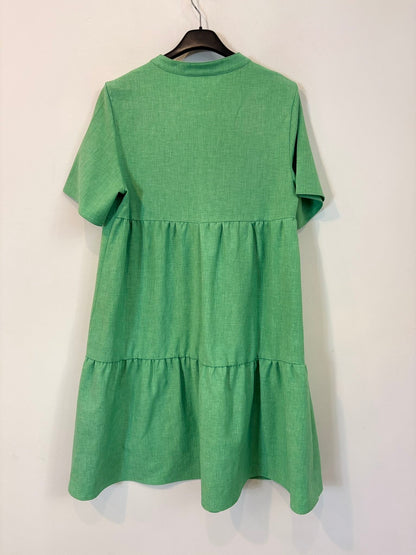 CARACTÉRE. Vestido corto verde textura