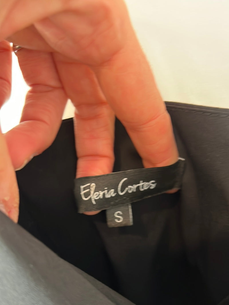 ELERIA CORTES. Vestido negro detalle en blanco. T S