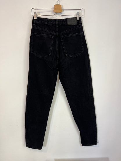 BERSHKA. Denim negro estilo mom fit. T 36