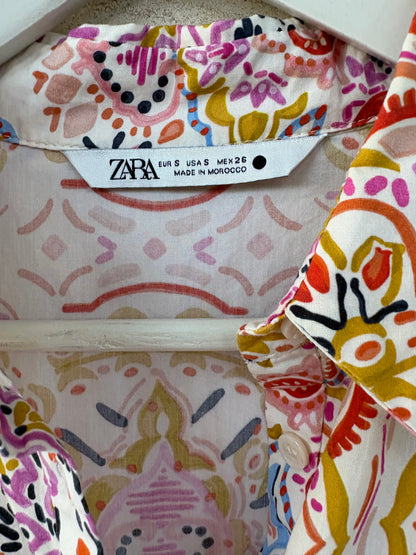ZARA. Vestido camisero estampado multicolor. T S