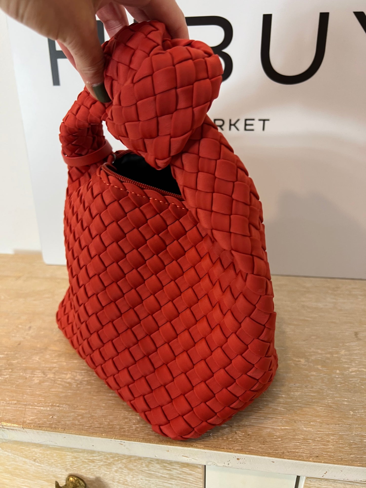 VANYLU. Bolso clutch trenzado rojizo