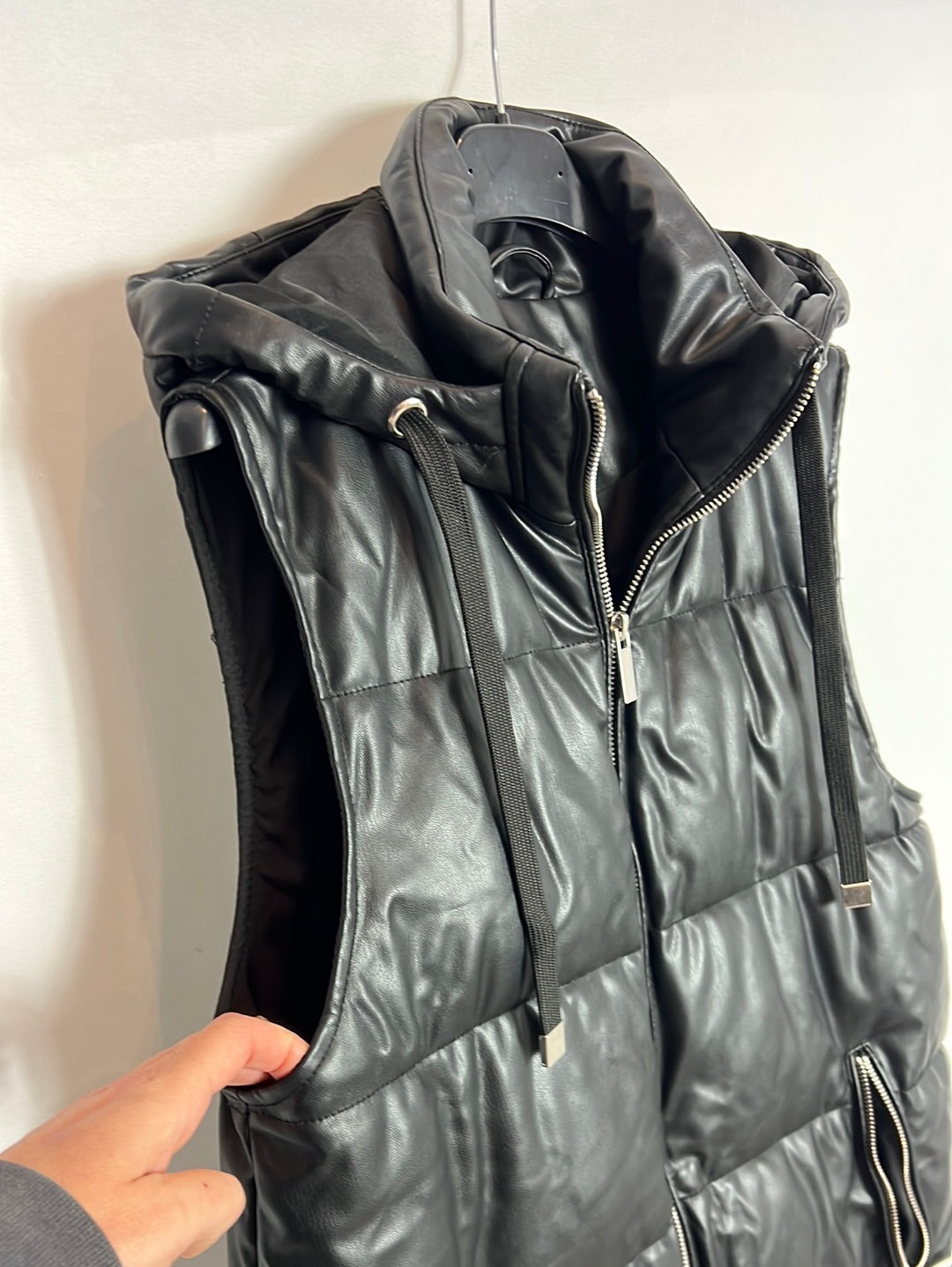 ZARA. Plumas sin mangas negro textura. T S