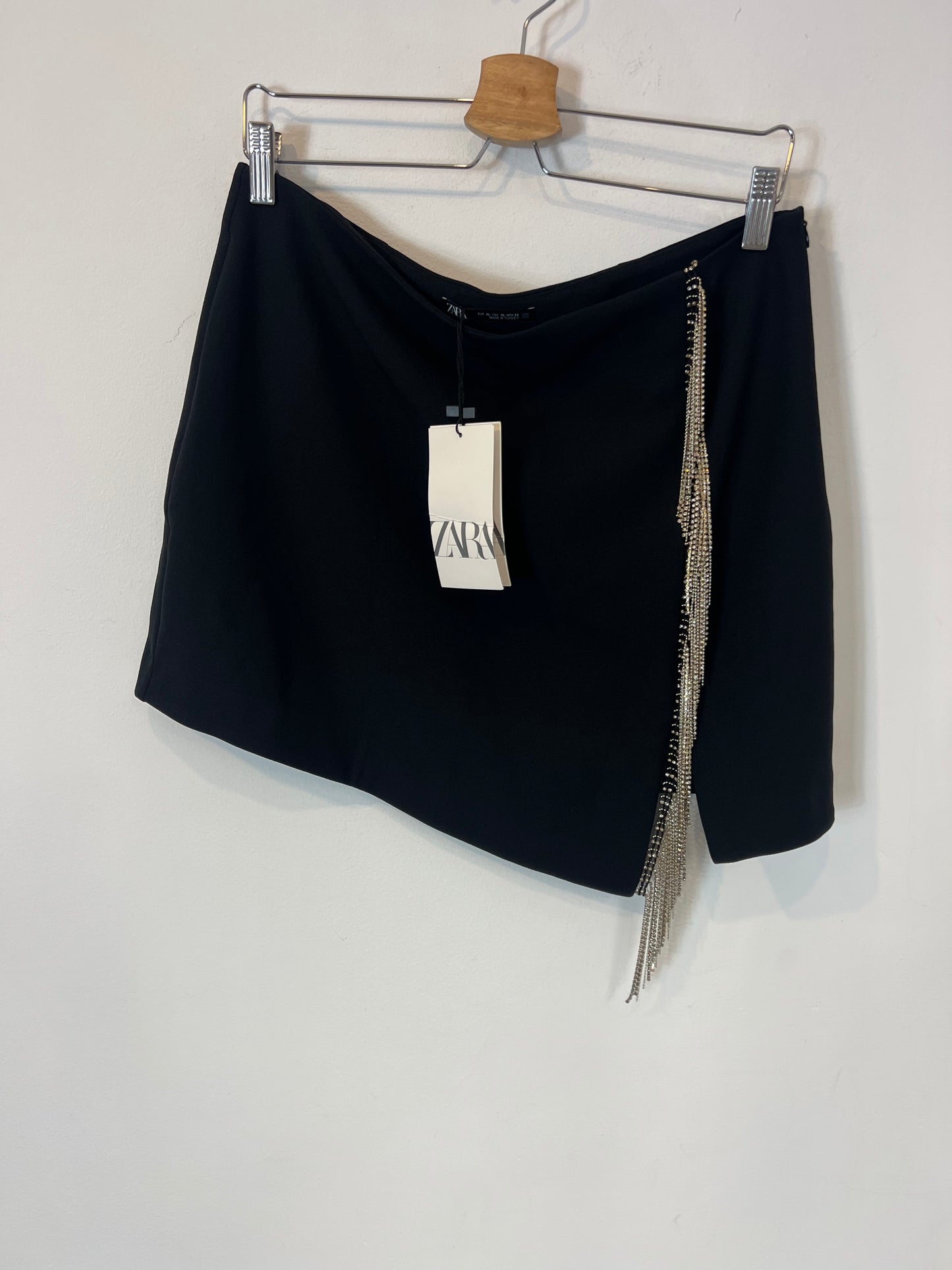 ZARA. Falda corta detalle pedrería flecos. T XL