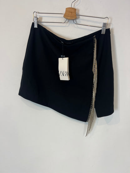 ZARA. Falda corta detalle pedrería flecos. T XL