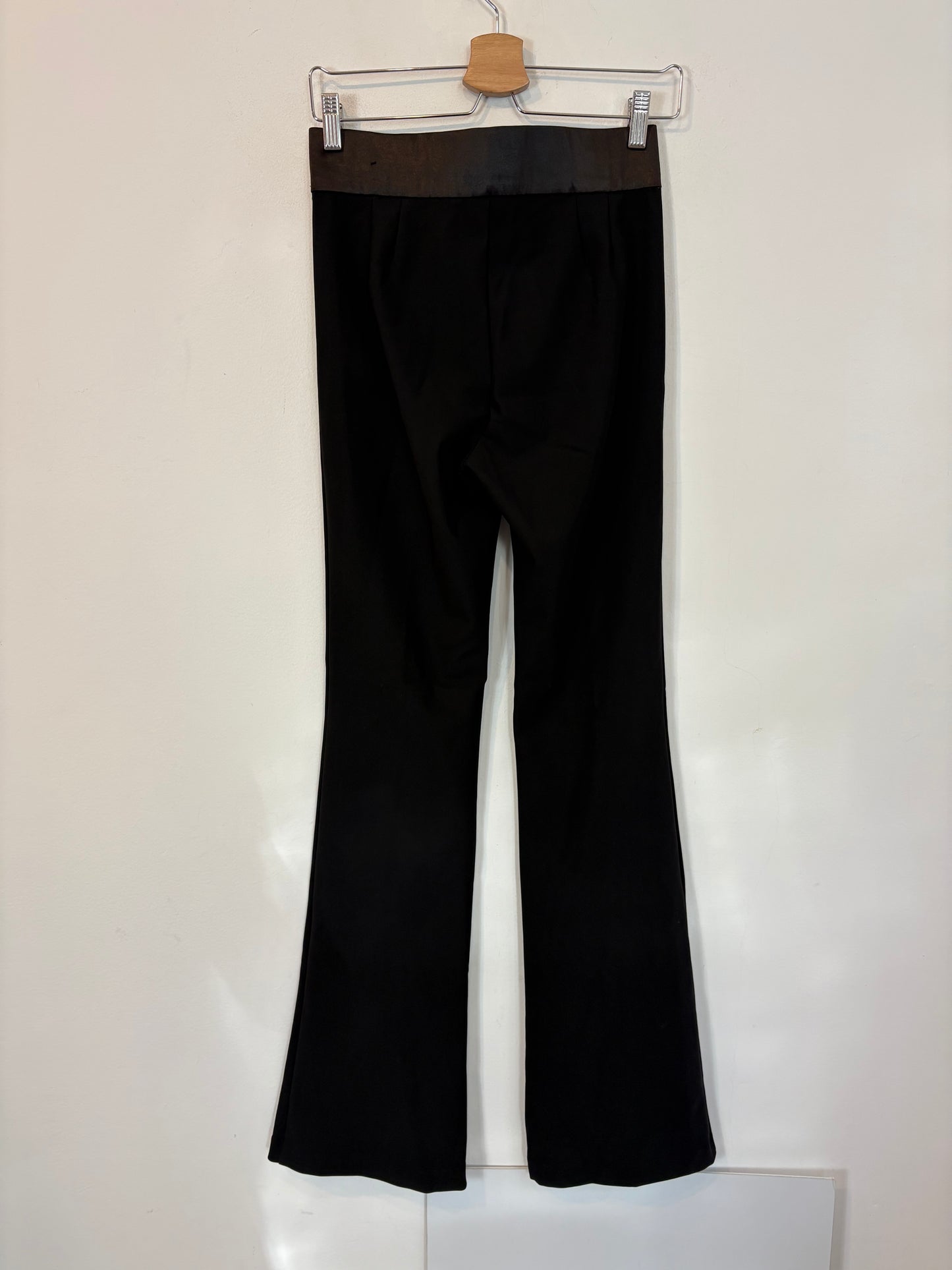 ZARA. Pantalón negro elástico cintura satinada