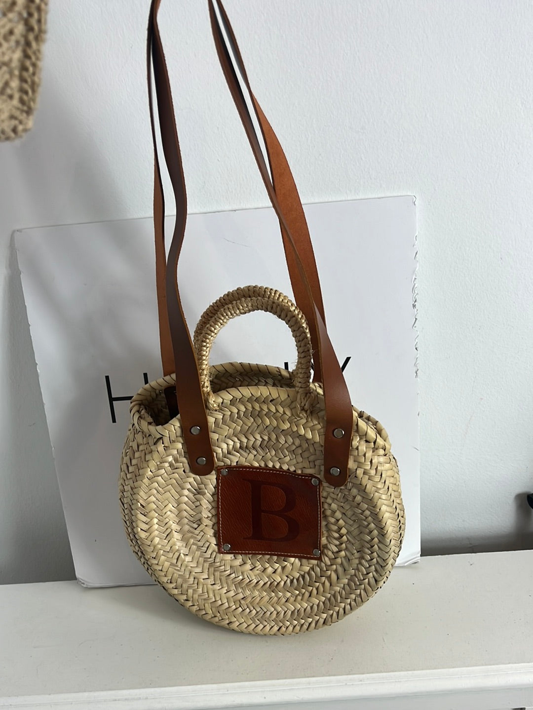 OTRAS. Bolso mimbre incial en piel