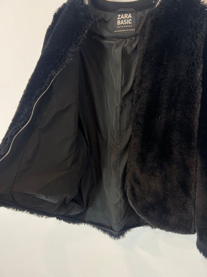 ZARA. Abrigo negro pelo. T S