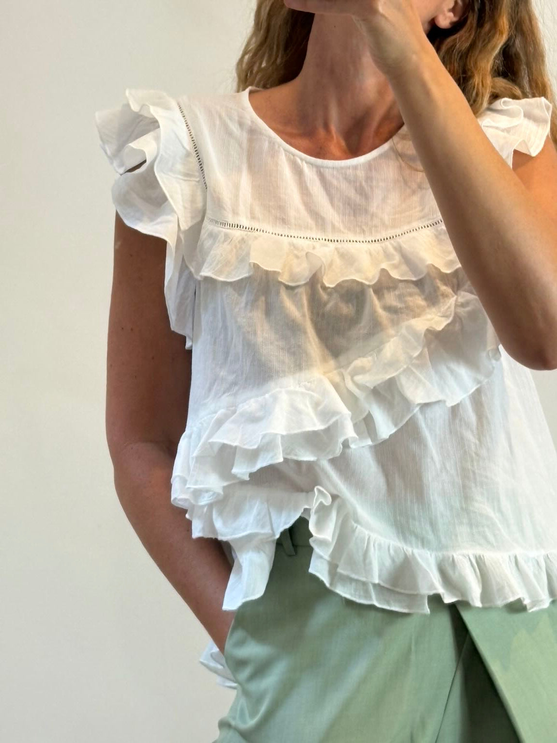 BIMBA Y LOLA. Blusa blanca volantes