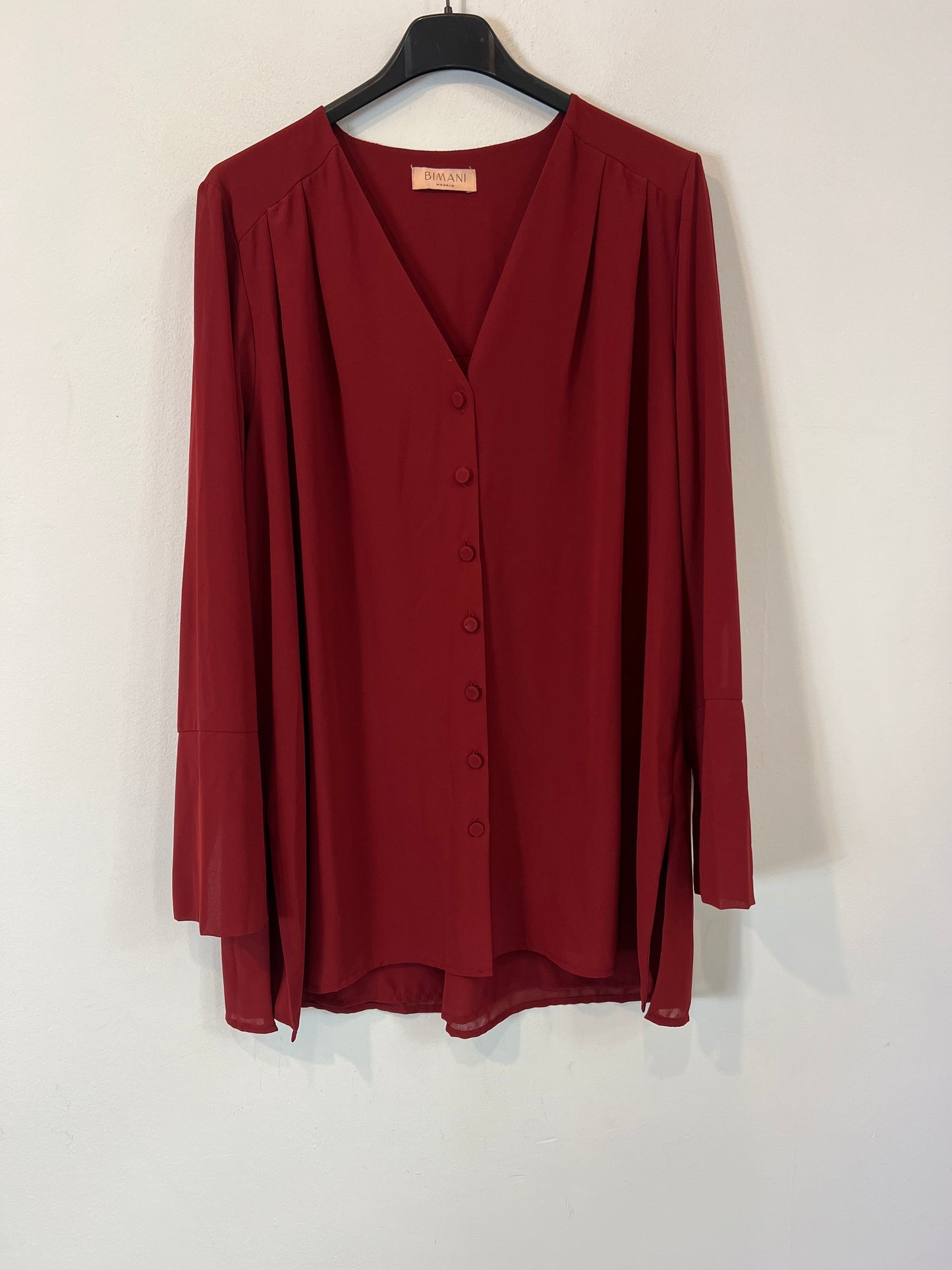 BIMANI. Blusa burdeos botones T.m
