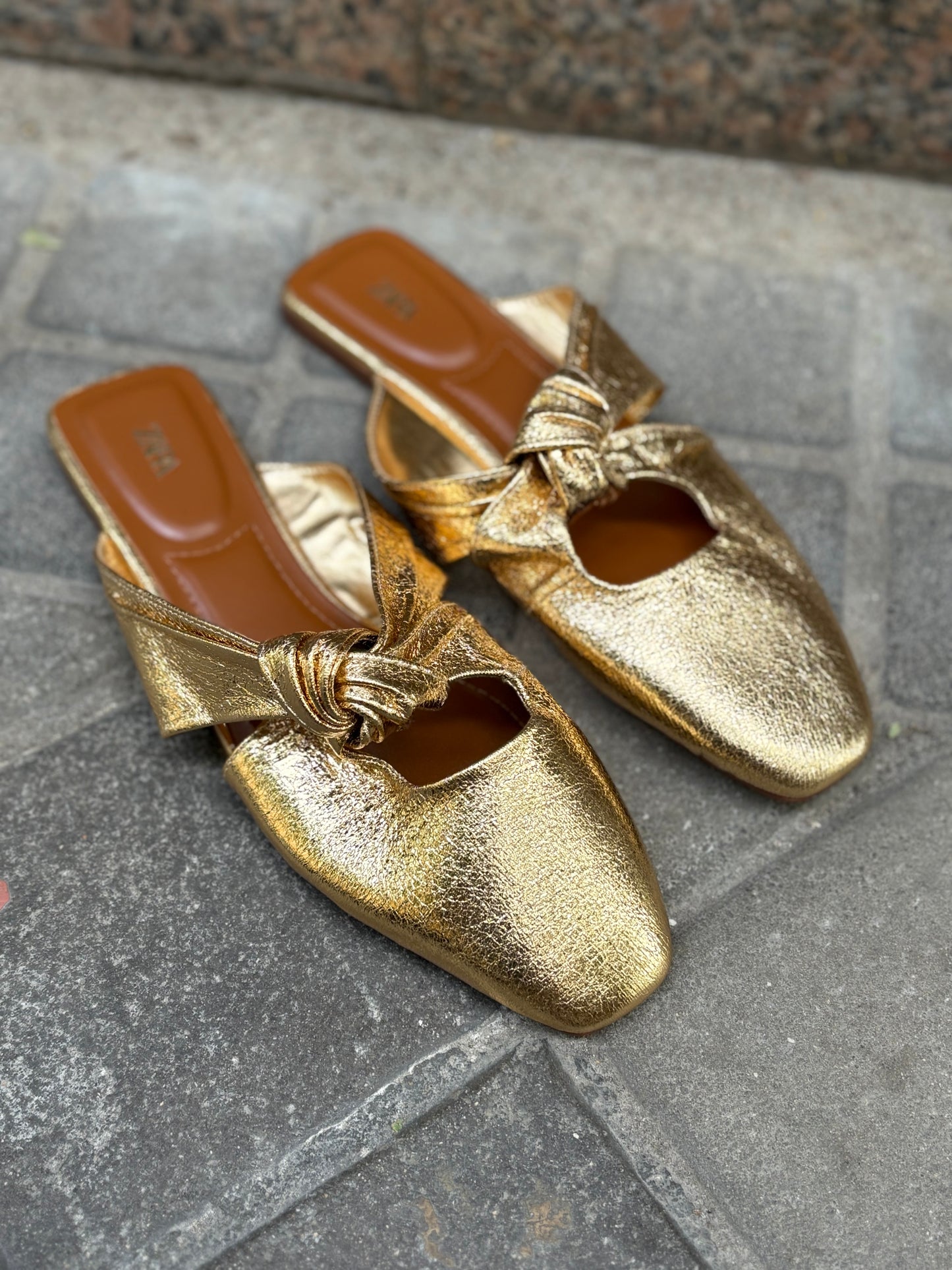 ZARA. mules dorados nudo  T.38