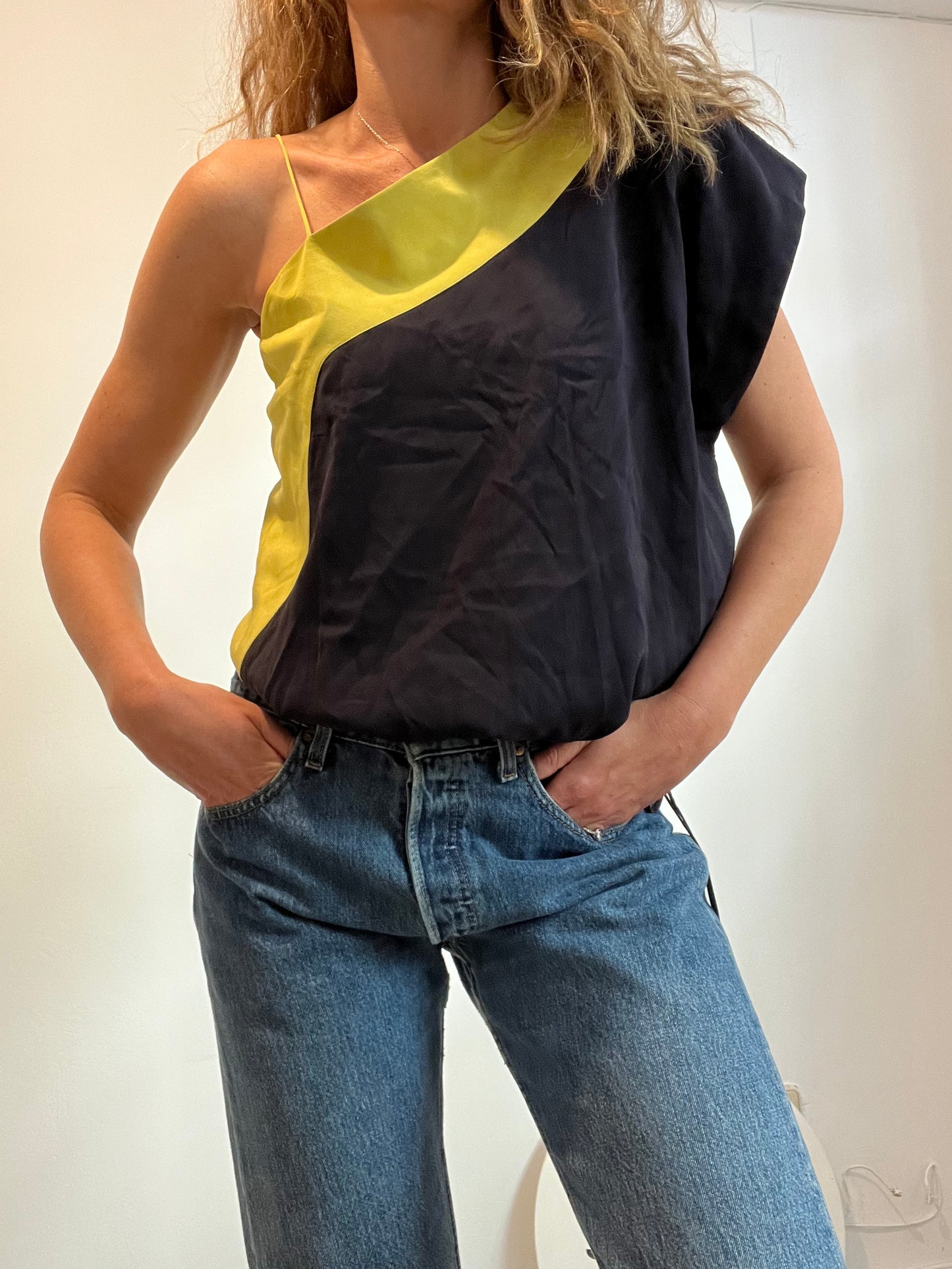 BARBARA BUI. Two-tone silk asymmetrical top. T 38