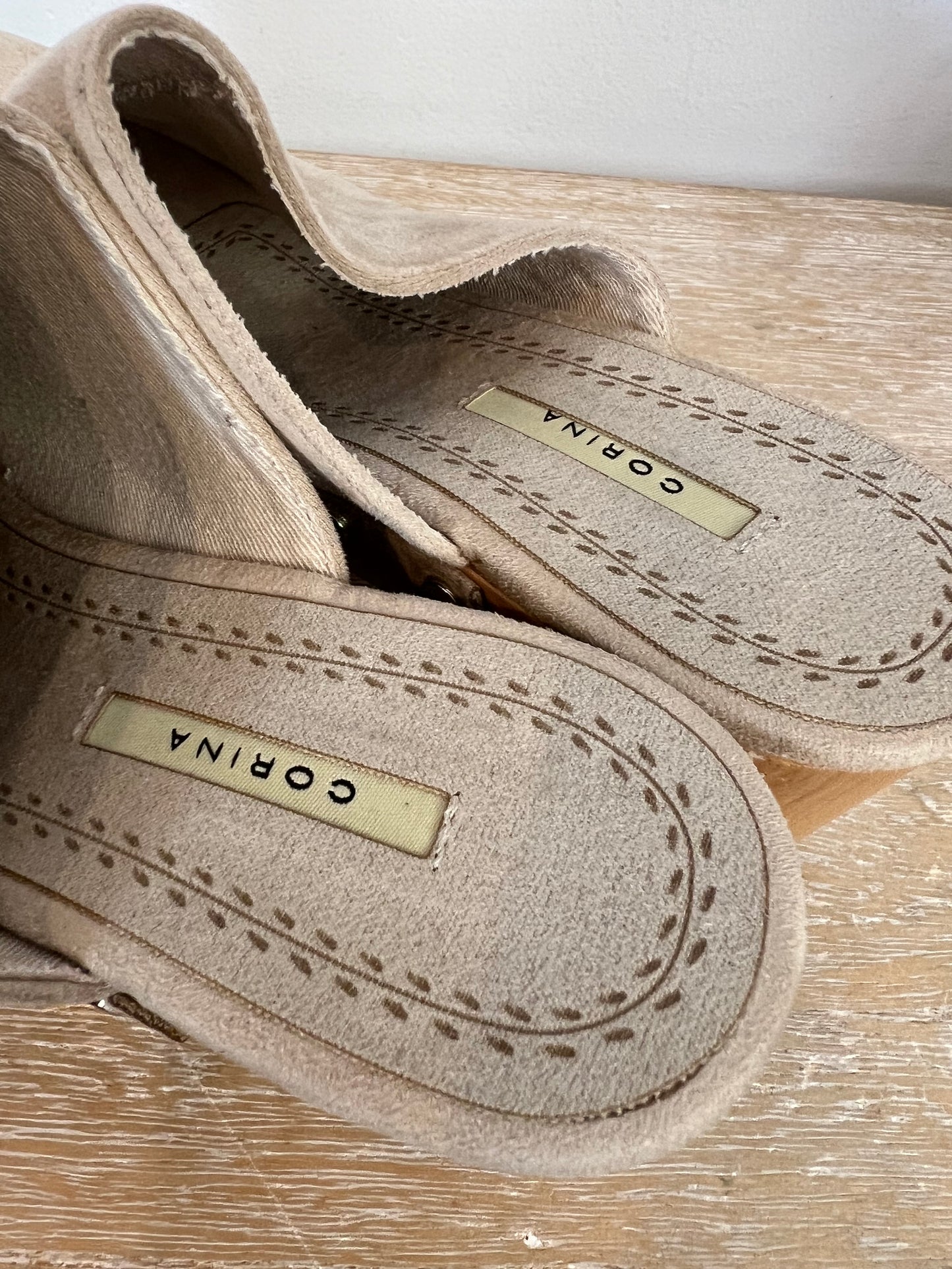 CORINA. Beige heeled clogs. T 36