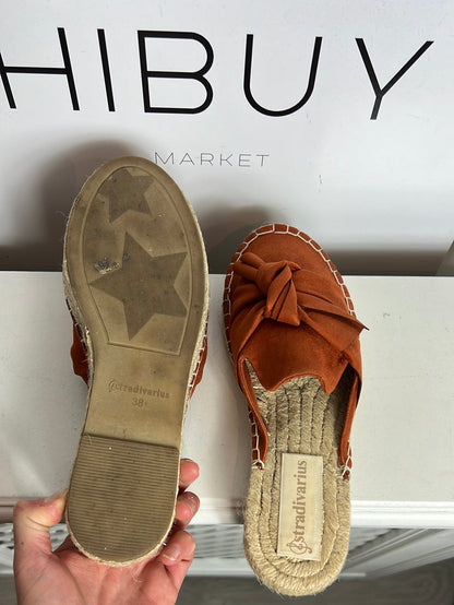 STRADIVARIUS . Sandalia esparto plana color caldera. T 38